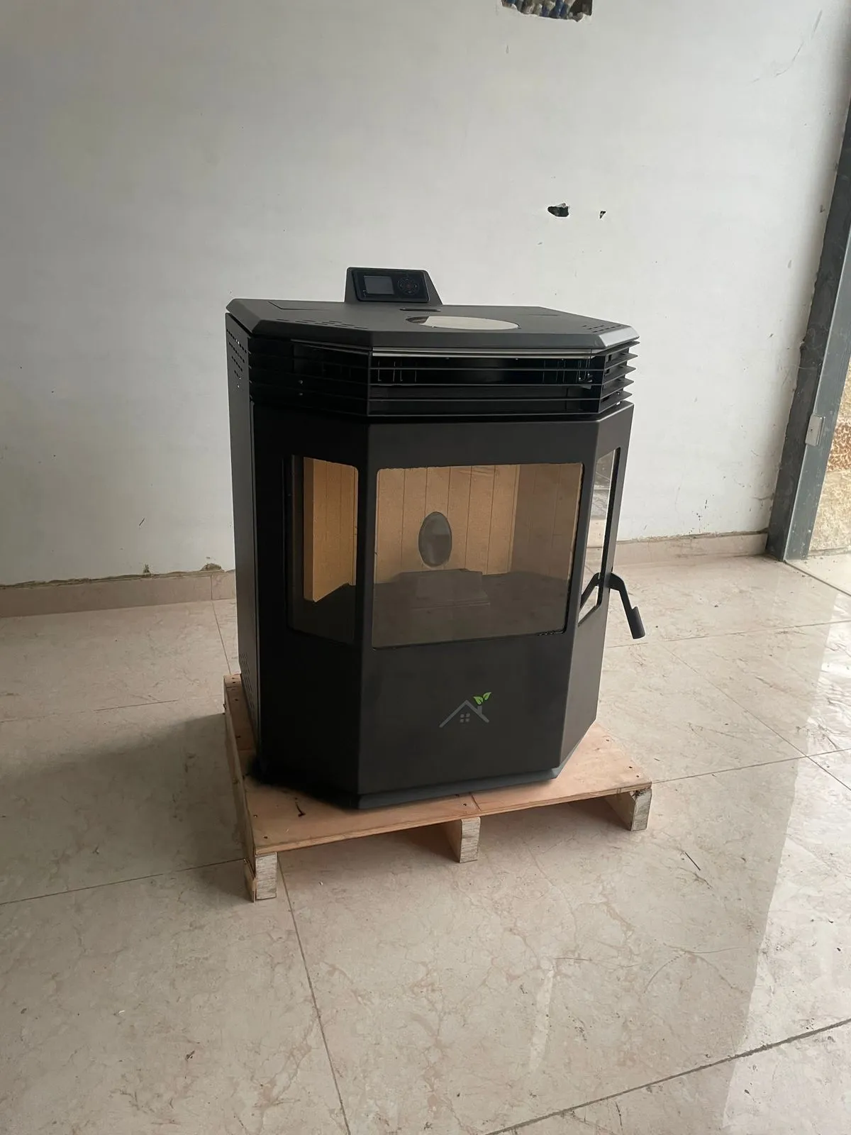 The 15KW pellet chimney stove with its panoramic three-pane glass