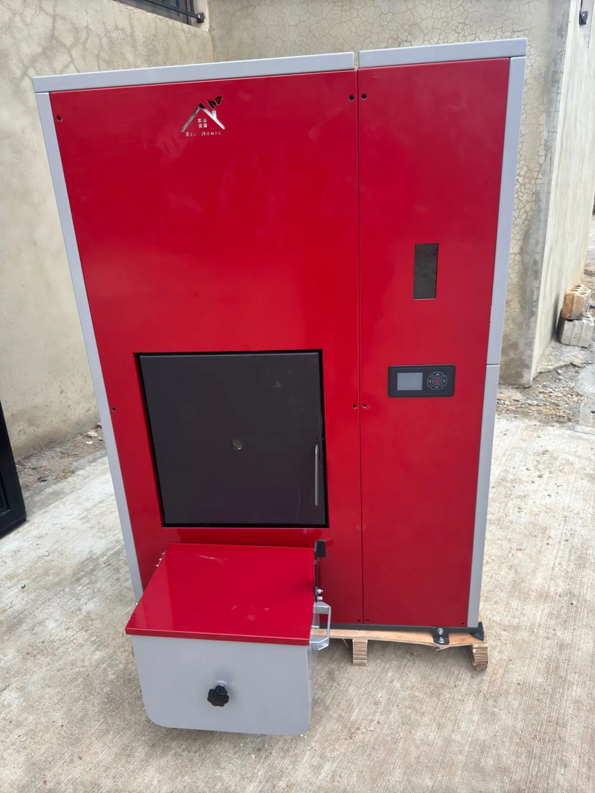 The 45KW autocleaning pellet boiler with its external pellet hopper
